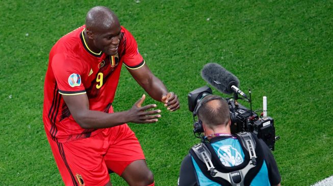 Pemain depan Belgia Romelu Lukaku (kiri) merayakan di depan kamera setelah mencetak gol pertama timnya selama pertandingan sepak bola Grup B EURO 2020 antara Belgia melawan Rusia di Stadion Saint Petersburg di Saint Petersburg, Rusia, Minggu (13/6) dini hari WIB.  ANTON VAGANOV / AFP