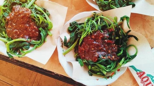 Menjajal Kenikmatan Rujak Kangkung Dadakan, Kuliner Unik Khas Kuningan