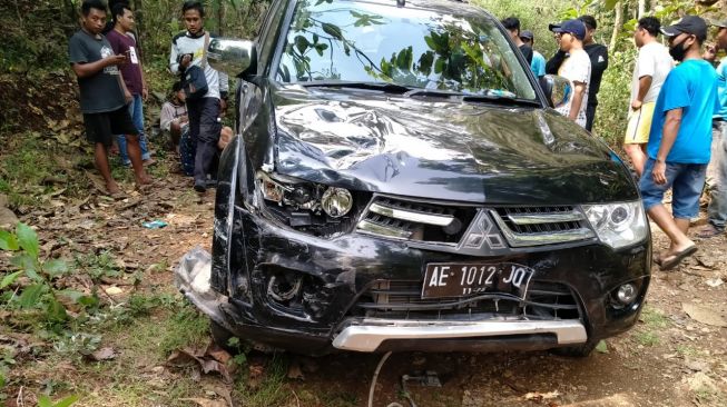 Pajero Pecah Ban Hantam Tiga Pemotor di JJLS, Satu Orang Tewas di Tempat