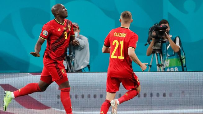 Pemain depan Belgia Romelu Lukaku (kiri) merayakan di depan kamera setelah mencetak gol pertama timnya selama pertandingan sepak bola Grup B EURO 2020 antara Belgia melawan Rusia di Stadion Saint Petersburg di Saint Petersburg, Rusia, Minggu (13/6) dini hari WIB.  ANTON VAGANOV / AFP