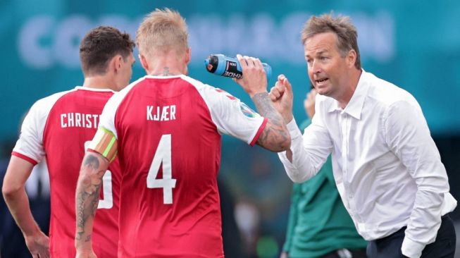 Pelatih Denmark Kasper Hjulmand memberi instruksi kepada para pemainnya. (Foto: Hannah MCKAY/AFP)