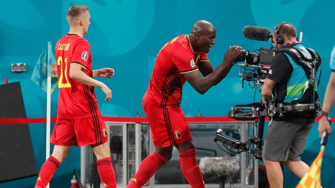 Pemain depan Belgia Romelu Lukaku (kiri) merayakan di depan kamera setelah mencetak gol pertama timnya selama pertandingan sepak bola Grup B EURO 2020 antara Belgia melawan Rusia di Stadion Saint Petersburg di Saint Petersburg, Rusia, Minggu (13/6) dini hari WIB.  ANTON VAGANOV / AFP