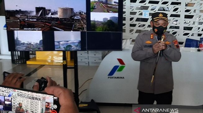 Kapolres Cilacap AKBP Leganek Mawardi saat menjelaskan perkembangan penyelidikan terkait penyebab kebakaran di area pertangkian 39 Kilang Pertamina Refinery Unit IV Cilacap, Jawa Tengah, Minggu (13/6/2021). [ANTARA/Sumarwoto]