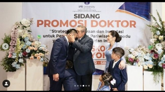 Gaya Aliya Rajasa dampingi Ibas Yudhoyono sidang S3 [Instagram/ruby_26]