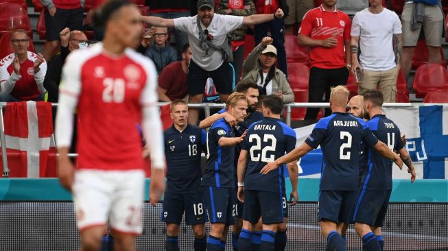 Pemain depan Finlandia Joel Pohjanpalo merayakan setelah mencetak gol pembuka selama pertandingan sepak bola Grup B EURO 2020 antara Denmark melawan Finlandia di Stadion Parken di Kopenhagen, Sabtu (12/6). Jonathan NACKSTRAND / POOL / AFP