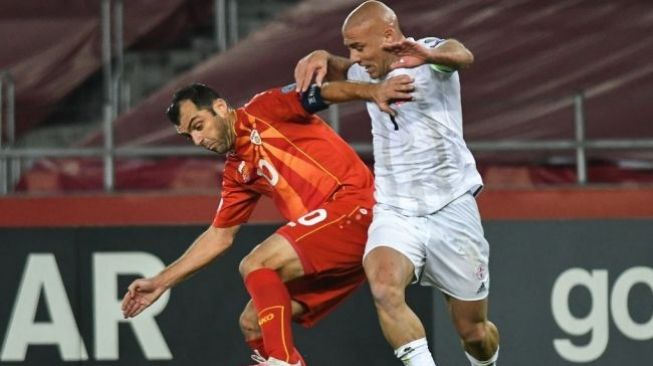 Second striker Timnas Makedonia Utara, Goran Pandev (kiri) beraksi dalam laga final play-off Piala Eropa 2020 kontra Georgia di Boris Paichadze Dinamo Arena, Tbilisi, Georgia, Jumat (13/11/2020) dini hari WIB. [Vano SHLAMOV / AFP]