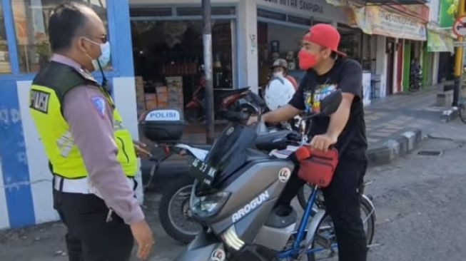 Pemilik Yamaha NMAX modifikasi sepeda ini diberhentikan aparat di pos polisi (Youtube)