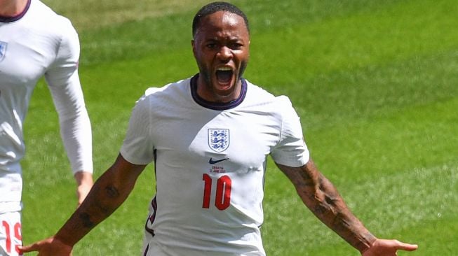 Pemain depan Inggris Raheem Sterling merayakan usai mencetak gol pertama timnya selama pertandingan sepak bola Grup D EURO 2020 antara Inggris melawan Kroasia di Wembley, London, Minggu (13/6/2021) malam WIB. Glyn KIRK / POOL / AFP