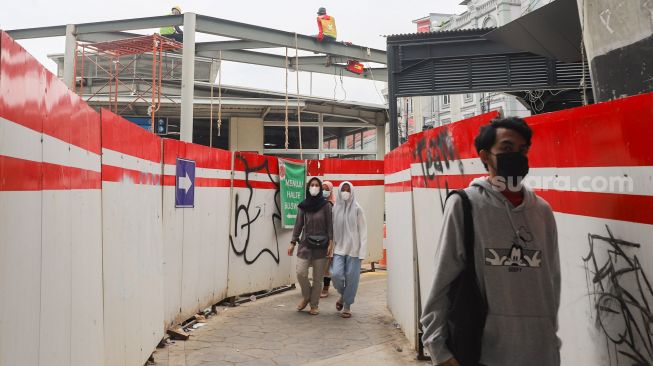 Jalur khusus untuk penumpang Commuterline di Stasiun Tebet  yang sedang dilakukan proyek penataan di Jakarta Selatan, Senin (14/6/2021). [Suara.com/Alfian Winanto]