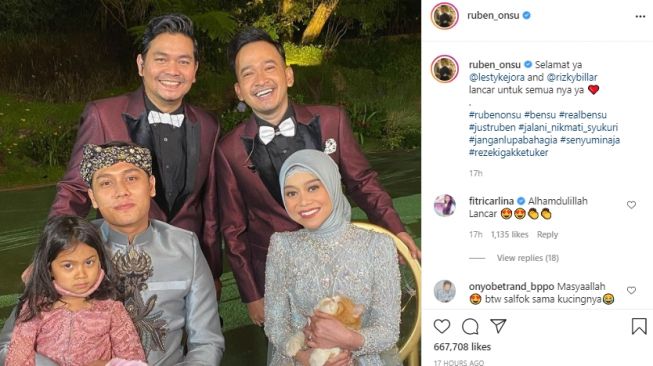 Gaya artis di acara lamaran Lesti Kejora dan Rizky Billar. [Instagram]