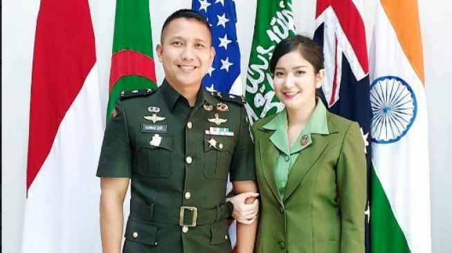 Potret artis berseragam Persit dan Bhayangkari. [Instagram/windakhair]