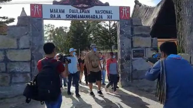 Togu Simorangkir Cs Aksi Jalan Kaki ke Jakarta Minta Pemerintah Tutup PT TPL. [Ist]