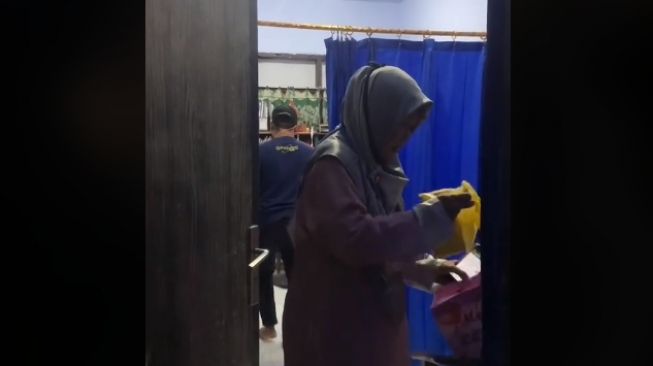 Murid-murid sambangi rumah guru beri hadiah HP (tiktok)