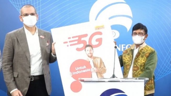 Indosat kini berhak menggelar internet 5G secara komersial di Indonesia. Foto: Menteri Komunikasi dan Informatika Johnny G. Plate (kanan) berfoto bersama President Director & CEO Indosat Ooredoo Ahmad Al-Neama dalam jumpa pers secara virtual, Senin (14/6/2021). [Antara/Fathur Rochman]