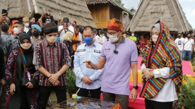 BRUK!! Panggung Roboh, Sandiaga Uno Panik Menyelamatkan Diri Pegang Tiang