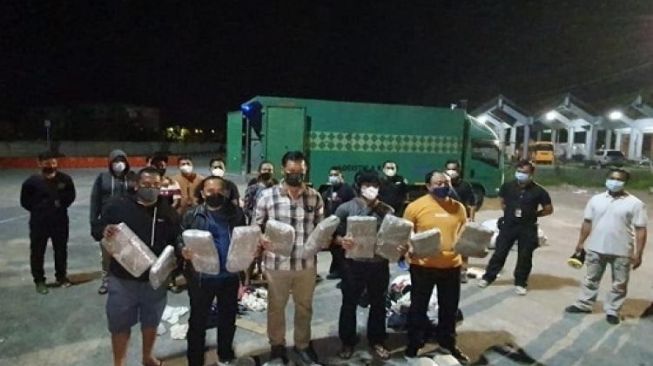 44 Kg Ganja Diselundupkan dalam Pakaian Bekas, Sopir Truk Mengaku Tal Tahu