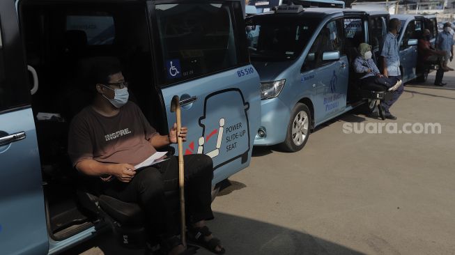 Sejumlah penyandang disabilitas menunggu untuk mendapatkan vaksin COVID-19 di Pool Bluebird Kramat Jati, Jakarta, Senin (14/6/2021). [Suara.com/Angga Budhiyanto]