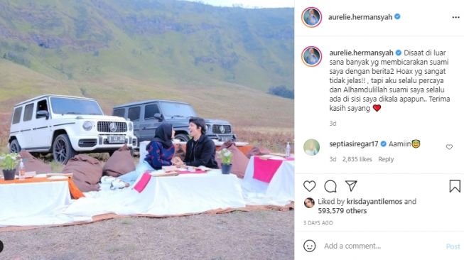 Potret Aurel Hermansyah dan Atta Halilintar liburan ke Gunung Bromo. [Instagram]