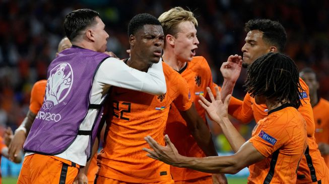 Bek Belanda Denzel Dumfries merayakan setelah mencetak gol ketiga selama pertandingan sepak bola Grup C EURO 2020 antara Belanda melawan Ukraina di Johan Cruyff Arena di Amsterdam, Belanda, Senin (14/6) dini hari WIB.  JOHN THYS / POOL / AFP