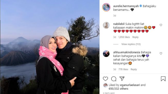 Potret Aurel Hermansyah dan Atta Halilintar liburan ke Gunung Bromo. [Instagram]