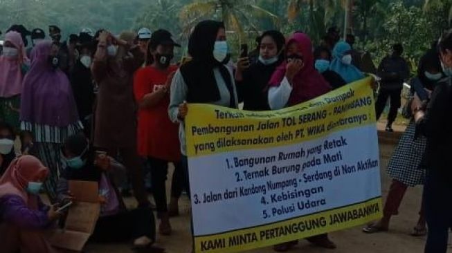 Warga Lebak Geruduk Proyek Tol Serang-Panimbang, Rumah Mereka Retak karena Getaran