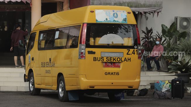 Pasien COVID-19 dengan kategori orang tanpa gejala (OTG) tiba di Graha Wisata Ragunan, Kebagusan, Jakarta, Senin (14/6/2021). [Suara.com/Angga Budhiyanto]