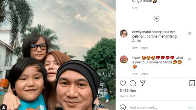 Potret Anji dan istri. [Instagram]