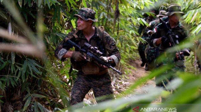 Marinir Amerika Geli Lihat Marinir TNI AL Makan Ular di Hutan
