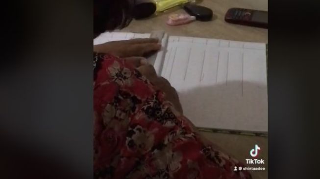 Viral Nenek Catat Data Kasus Covid-19 Tiap Malam sampai Punya Buku Khusus