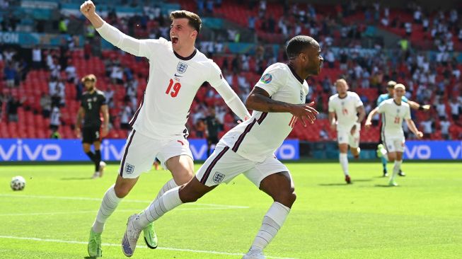 Pemain depan Inggris Raheem Sterling merayakan usai mencetak gol pertama timnya selama pertandingan sepak bola Grup D EURO 2020 antara Inggris melawan Kroasia di Wembley, London, Minggu (13/6/2021) malam WIB.
Glyn KIRK / POOL / AFP