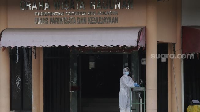 Petugas kesehatan mencuci tangannya di Graha Wisata Ragunan, Kebagusan, Jakarta, Senin (14/6/2021). [Suara.com/Angga Budhiyanto]