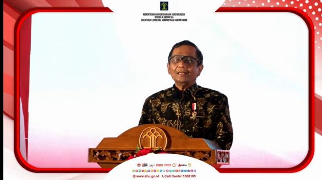 Menkopolhukam Mahfud MD dalam acara diskusi publik RUU Hukum Pidana yang disiarkan melalui YouTube Humas Ditjen AHU pada Senin (14/6/2021). [Suara.com/Ria Rizki Nirmala Sari]