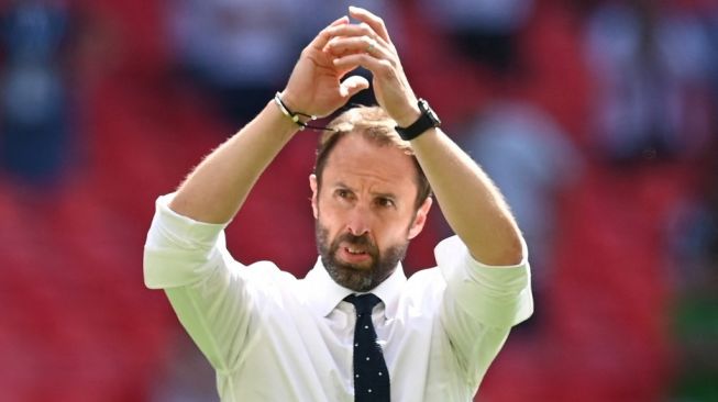 Pelatih Timnas Inggris, Gareth Southgate memberikan aplaus pada laga Grup D Euro 2020 kontra Kroasia di Wembley, London, Minggu (14/6/2021) malam WIB. [Glyn KIRK / POOL / AFP]