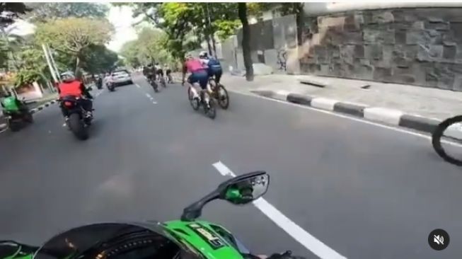 Viral pesepeda melintas di jalur kanan dan nama Anya Geraldine disebut-sebut (Instagram)