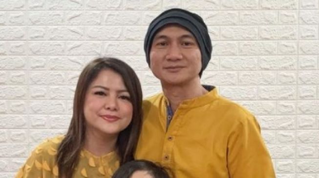 Potret Anji dan istri. [Instagram]