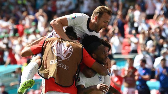 Pemain depan Inggris Raheem Sterling merayakan usai mencetak gol pertama timnya selama pertandingan sepak bola Grup D EURO 2020 antara Inggris melawan Kroasia di Wembley, London, Minggu (13/6/2021) malam WIB.
Glyn KIRK / POOL / AFP