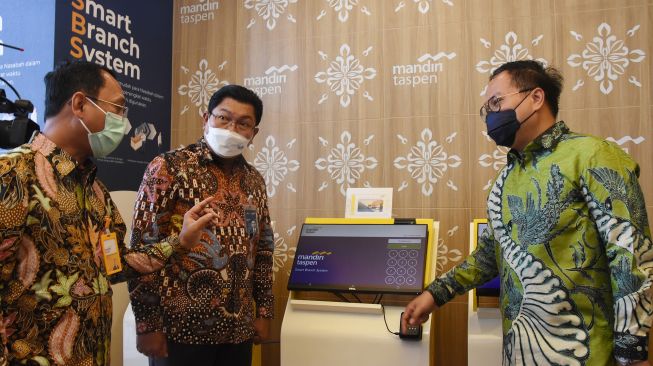 Wakil Menteri II BUMN Kartika Wirjoatmodjo (kanan) didampingi Dirut Bank Mandiri Darmawan Junaidi (tengah) dan Direktur Utama Bank Mandiri Taspen (Bank Mantap) Elmaber P. Sinaga (kiri) meninjau salah satu ruang pelayanan disela peresmian pengoperasian Graha Mantap di Jl Proklamasi, Menteng, Jakarta, Senin (14/6/2021). ANTARA FOTO/Indrianto Eko Suwarso