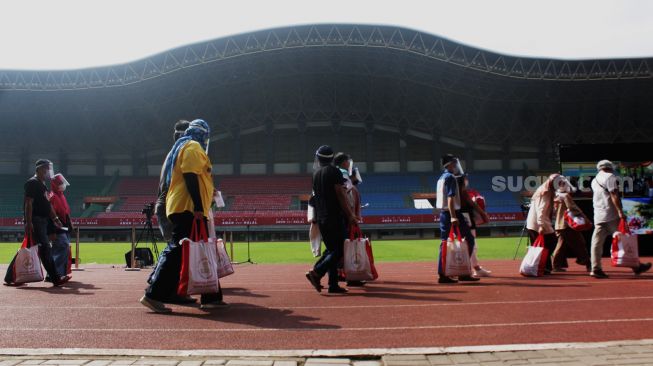 Suasana vaksin massal di Stadion Patriot Candrabagha, Kota Bekasi, Senin (14/6/2021).  [Suara.com/Dian Latifah]