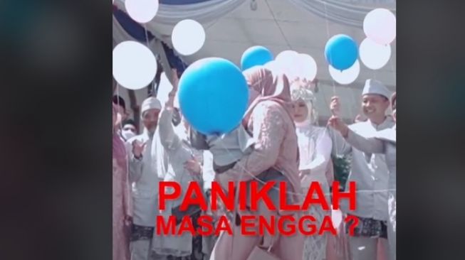 Momen romantis pengantin rusak gegara emak-emak (tiktok)