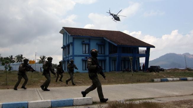 Prajurit Batalyon Intai Amfibi (Yontaifib) Korps Marinir TNI AL melakukan latihan pembebasan sandera bersama United States Marines Corps Reconnaissance Unit bersandi Reconex 21-II di Pancer, Pesanggaran, Banyuwangi, Jawa Timur, Senin (15/6/2021). ANTARA FOTO/Budi Candra Setya