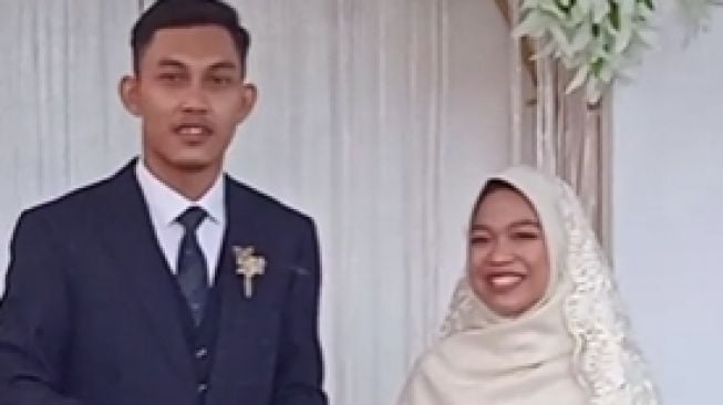 Bukan Dapat Amplop, Pasangan Pengantin Ini Malah Bagi-bagi Amplop