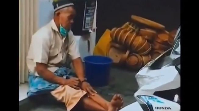 Numpang Istirahat di Emperan Toko, Penjual Anyaman Berzikir Tunggu Pembeli