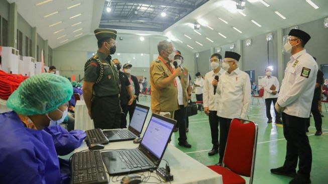 Wapres Ma’ruf Amin meninjau vaksinasi di Tangerang Selatan, Selasa (15/6/2021). (Dok: Pemkot Tangsel)