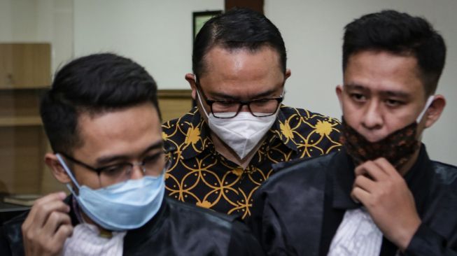 Terdakwa kasus penyelundupan motor dan sepeda mewah I Gusti Ngurah Askhara Danadiputra (tengah) berjalan keluar usai menjalani sidang putusan di Pengadilan Negeri Tangerang, Banten, Senin (14/6/2021).  ANTARA FOTO/Fauzan