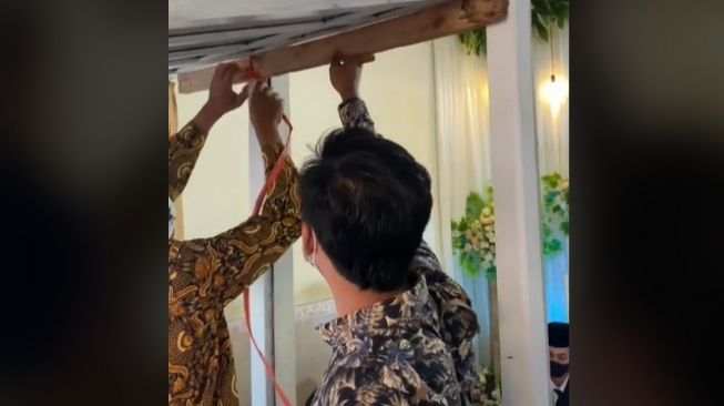 Saksi nikah tahan jendela di kepala gegara tempat sempit. (TikTok)