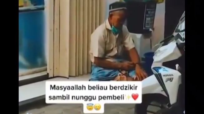 Pedagang anyaman berzikir sambil menunggu pembeli (instagram)