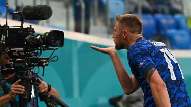 Bek Slovakia Milan Skriniar merayakan gol nya usai mencetak gol kedua tim selama pertandingan sepak bola Grup E EURO 2020 antara Polandia melawan Slovakia di Stadion Saint Petersburg, Selasa (15/6/2021) dini hari WIB.  ANTON VAGANOV / AFP / POOL