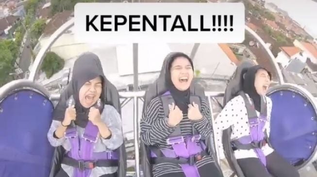 Ditonton 19 Juta Kali! Ekspresi Mbak-mbak Coba Slingshot Bak Kepental ke Langit Ketujuh