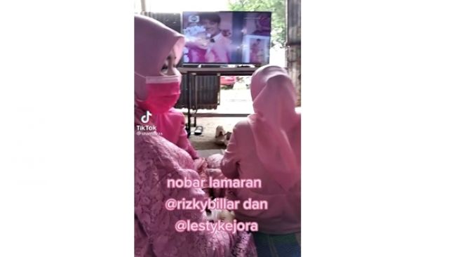 Viral Emak-Emak Adakan Syukuran dan Nobar Lamaran Lesti Kejora dan Rizky Billar