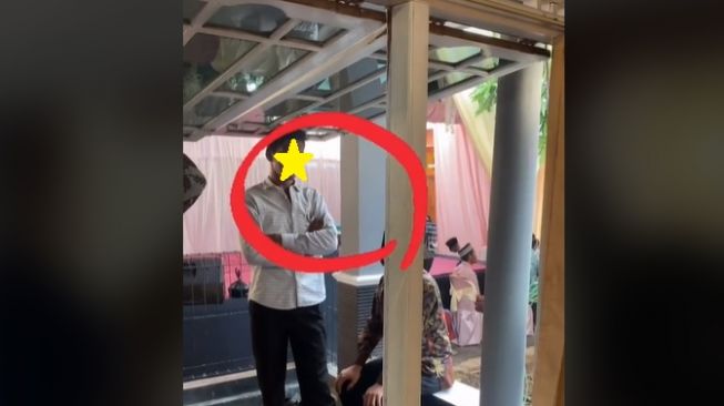 Tempat Foto Pengantin Sempit, Saksi Nikah sampai Tahan Jendela di Kepala